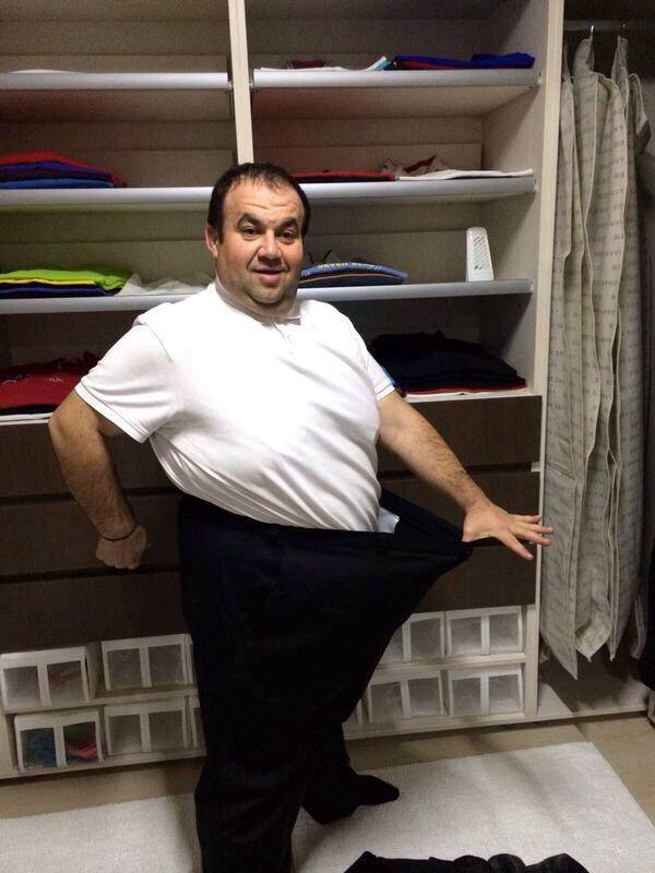 Pantalonii ii sunt acum mai mari cu multe numere