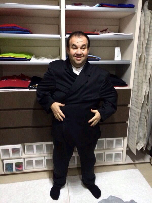 Sacoul aproape ca il cuprinde de doua ori pe impresar, acum