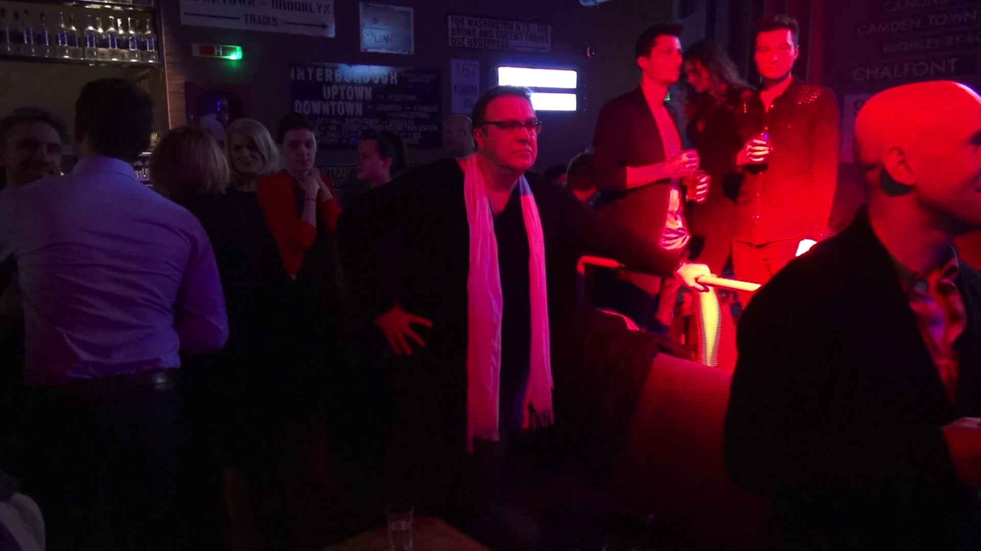 Gabriel Cotabita a aparut la petrecere cu un fular alb, identic cu cel al lui Florin Piersic