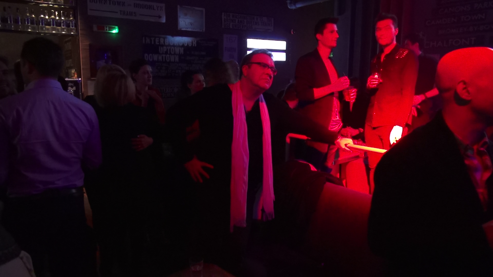 Chiar daca in local era destul de cald, Cotabita nu s-a despartit nicio clipa de fularul lui