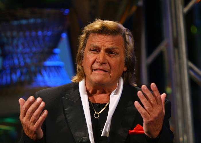 Florin Piersic a facut din fularul alb un fel de marca personala