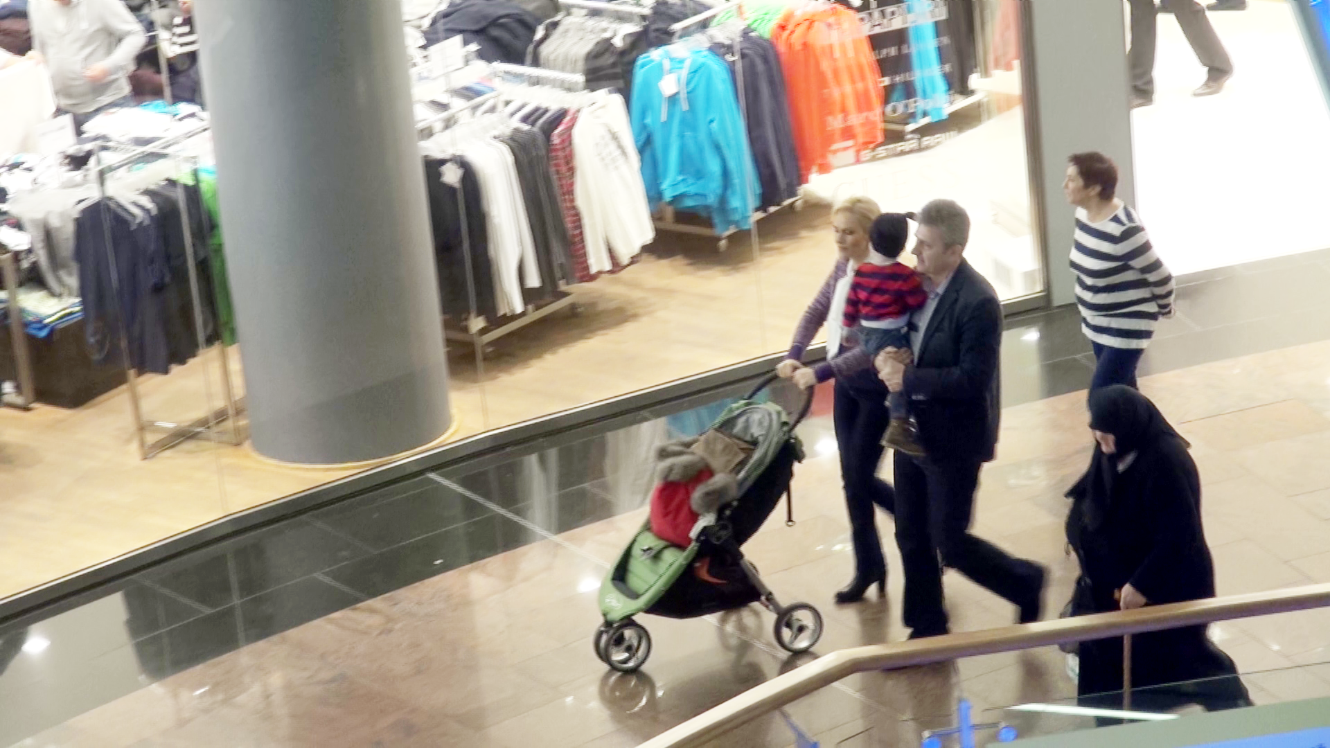 Cei doi soti se plimba cu cel mic prin mall