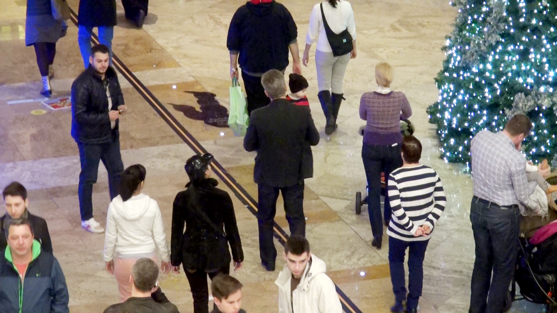 In timp ce primarul isi tine baietelul in brate, Gabi impinge caruciorul