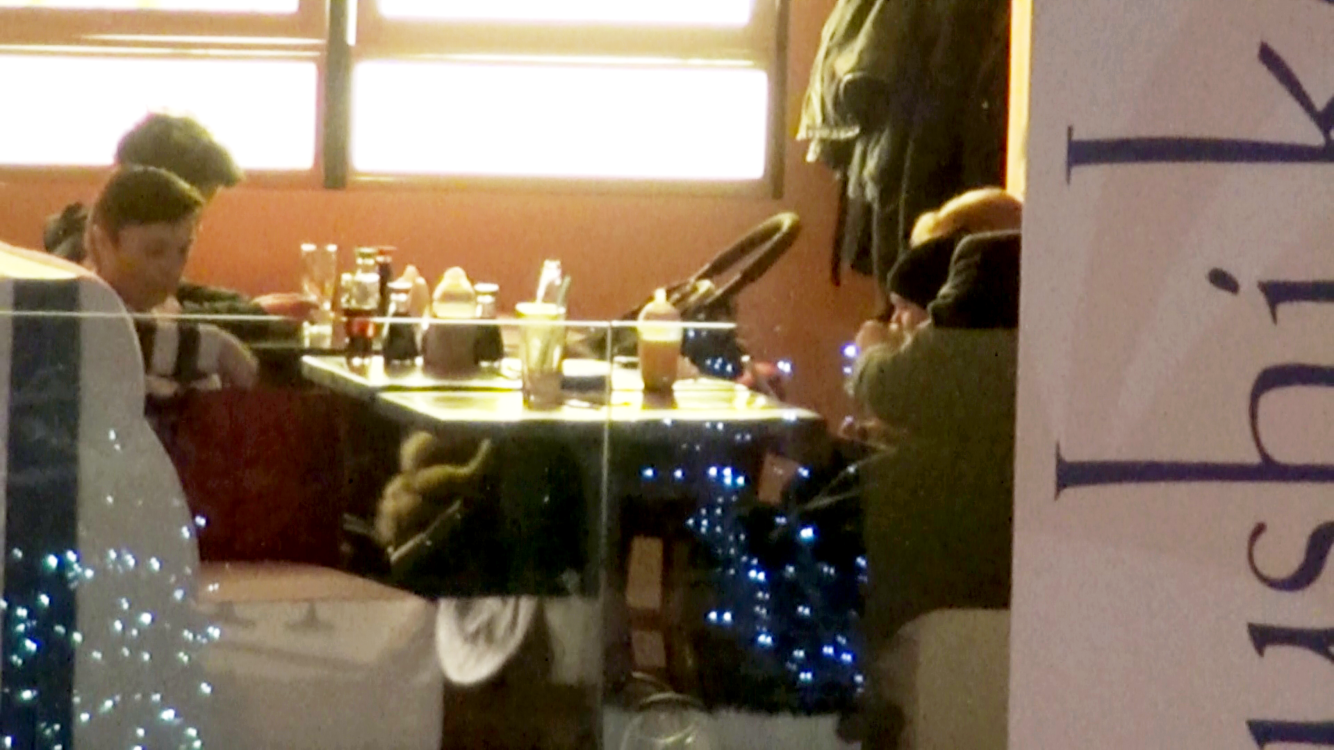 Familia Pandele se aseaza la un restaurant mai putin aglomerat