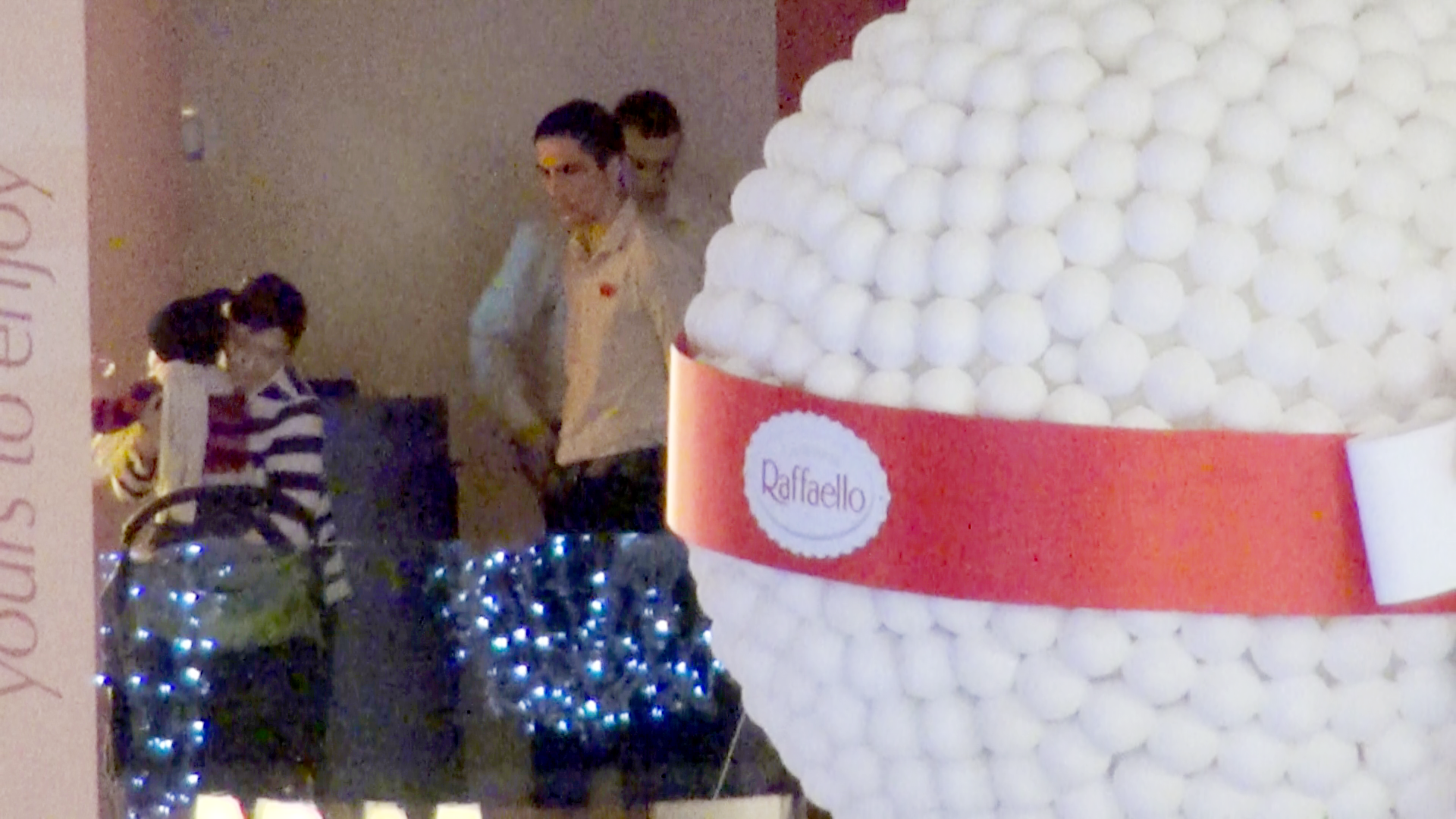 Pentru a putea manca linistiti Firea ii cere bonei sa-l ia pe micut la plimbare