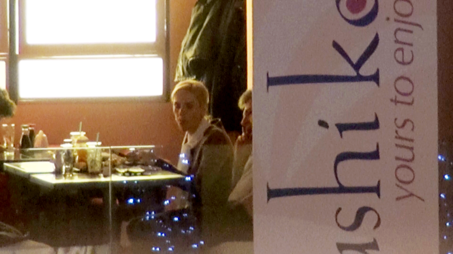 Ramasi singuri cei doi au putut manca in tihna