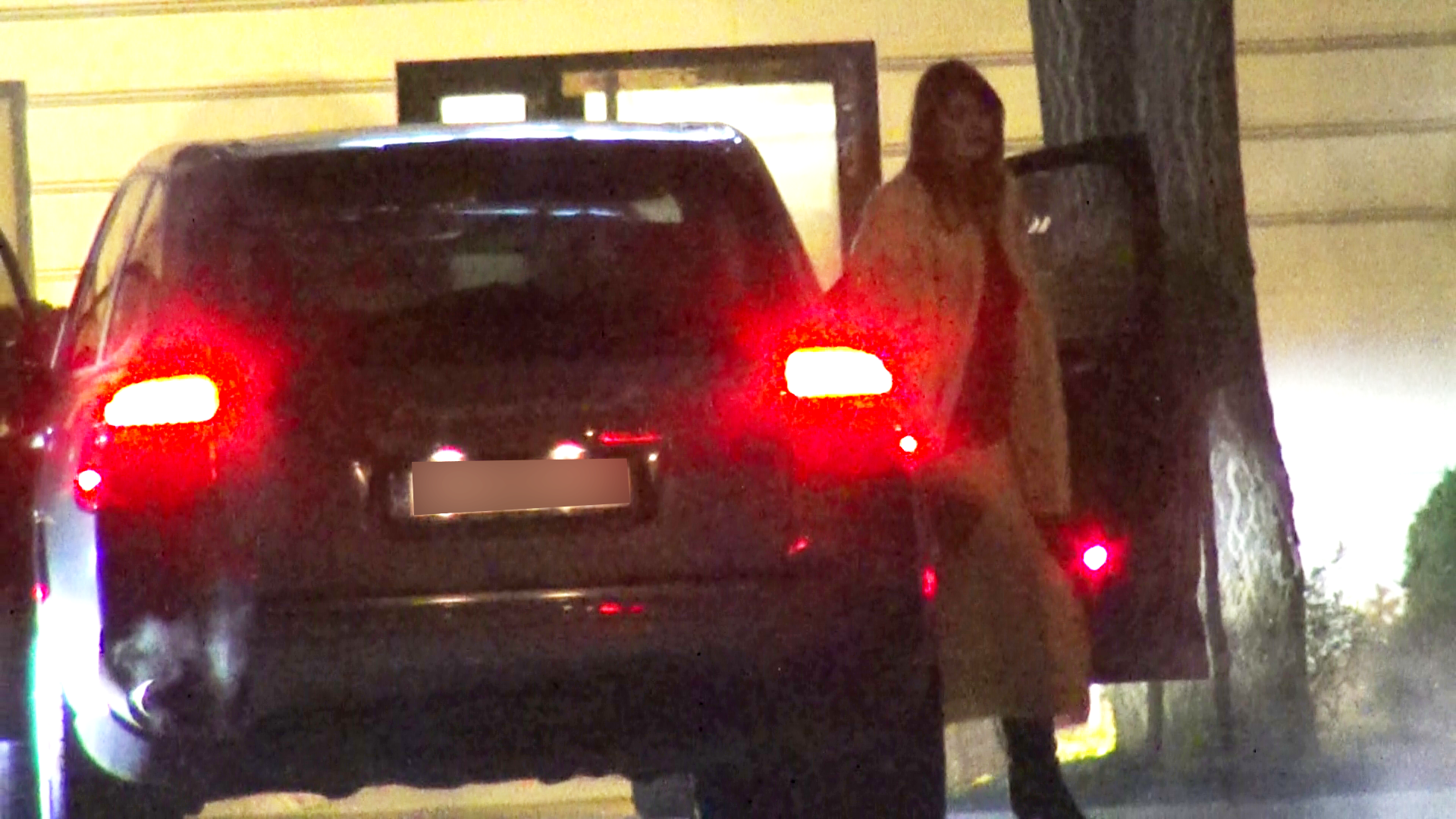 Dupa ce adoarme bebelusul, Veronica si partenerul ei isi fac timp sa iasa impreuna