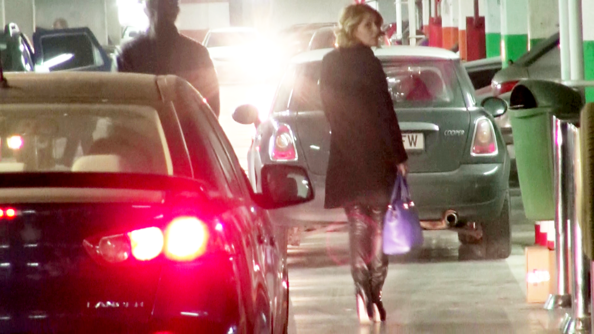 Dupa ce au terminat cumparaturile cei doi au plecat grabiti spre casa