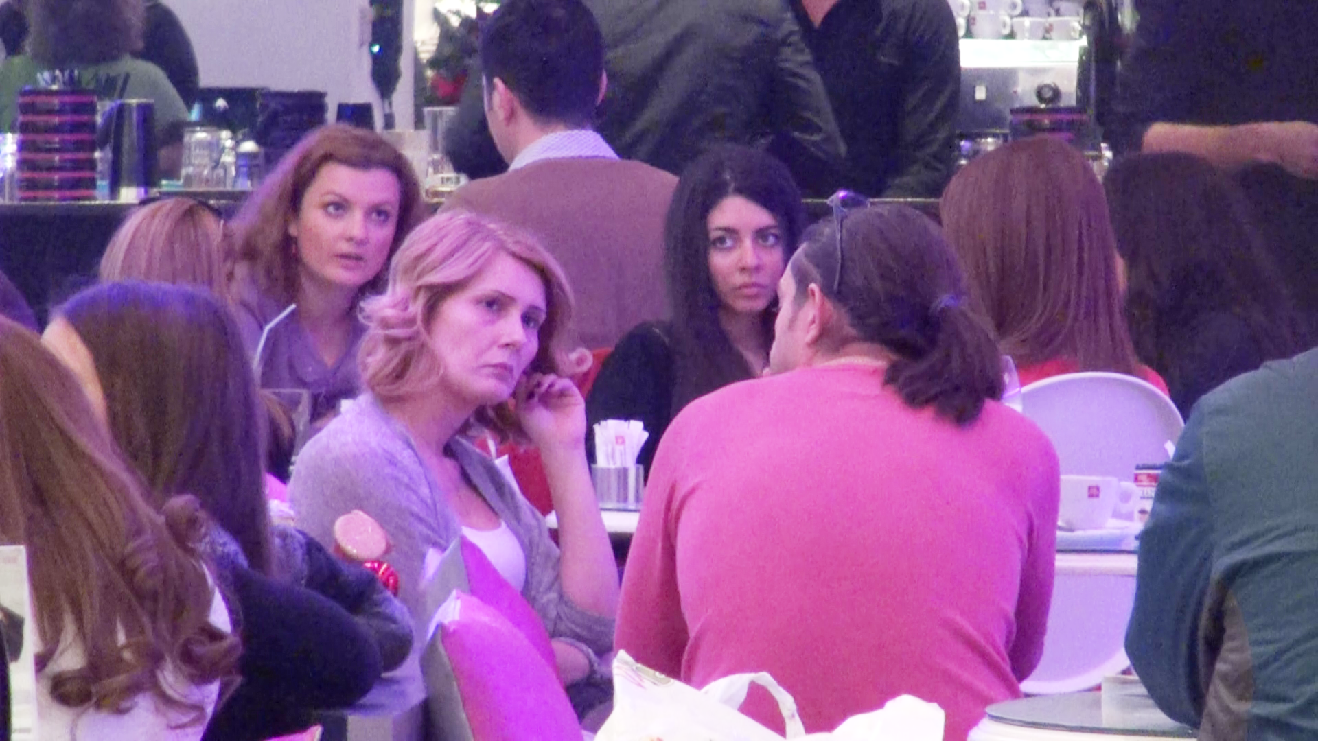 Alessandra si sotul ei s-au asezat la cafeneaua unui centru comercial