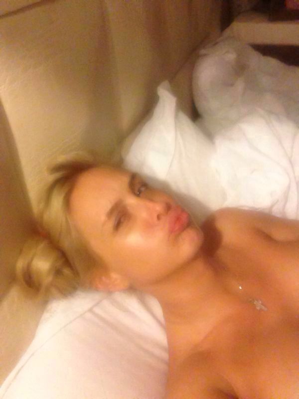 Asa se pozeaza Vica pentru a atrage barbati