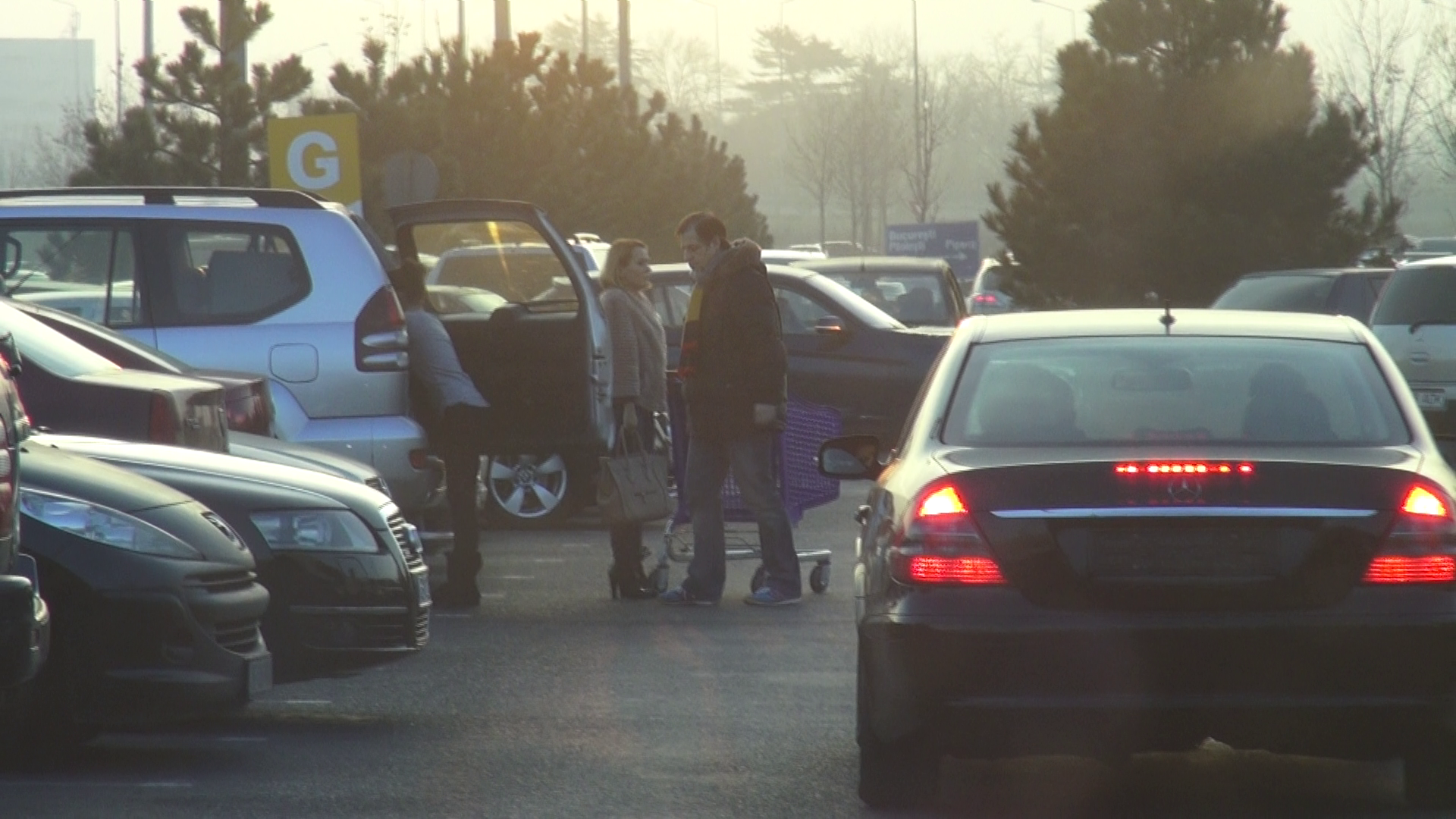 Andreea impreuna cu fiica cea mare si sotul ei ajung la un centru comercial