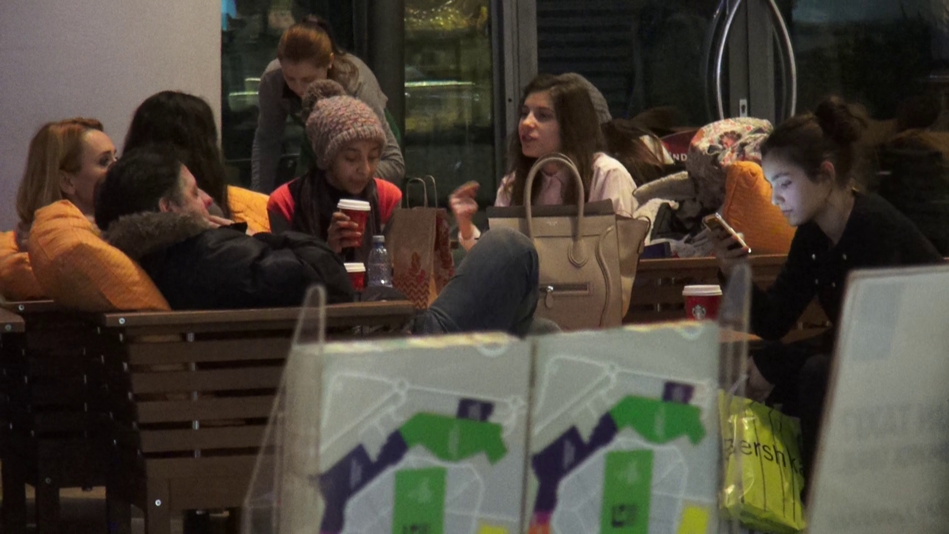 Dupa o sesiune lunga de shopping familia Esca se aseaza la o cafenea pentru a se odihni putin