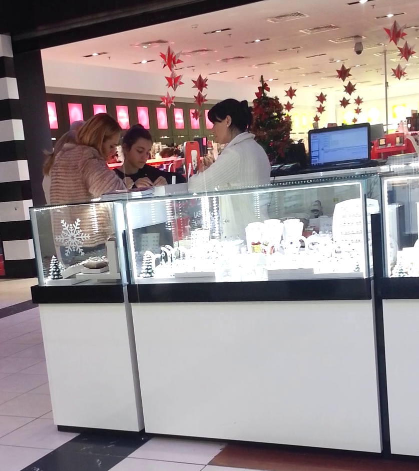 Esca si fiica ei se opresc la un stand cu bijuterii unde probeaza mai bune podoabe
