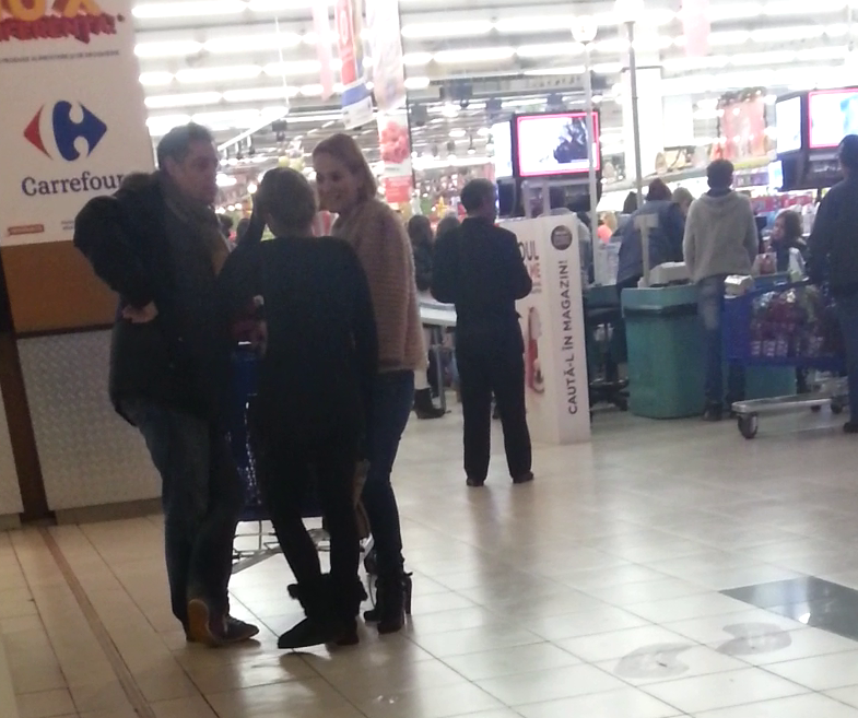 Cei trei hotarasc sa se desparta, lasanudu-l pe Eram sa mearga singur la supermarket