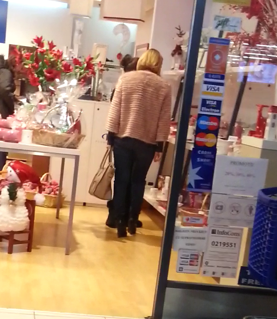 Prezentatoarea tv colinda magazinele sperand sa gaseasca cadorile ideale pentru toata lumea