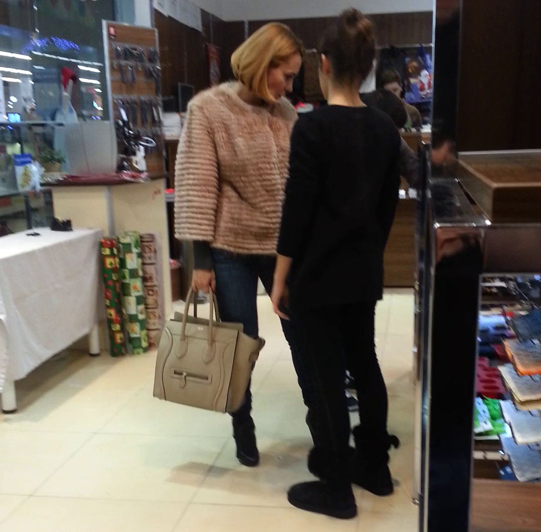 Andreea este insotita de fiica ei, Alesia