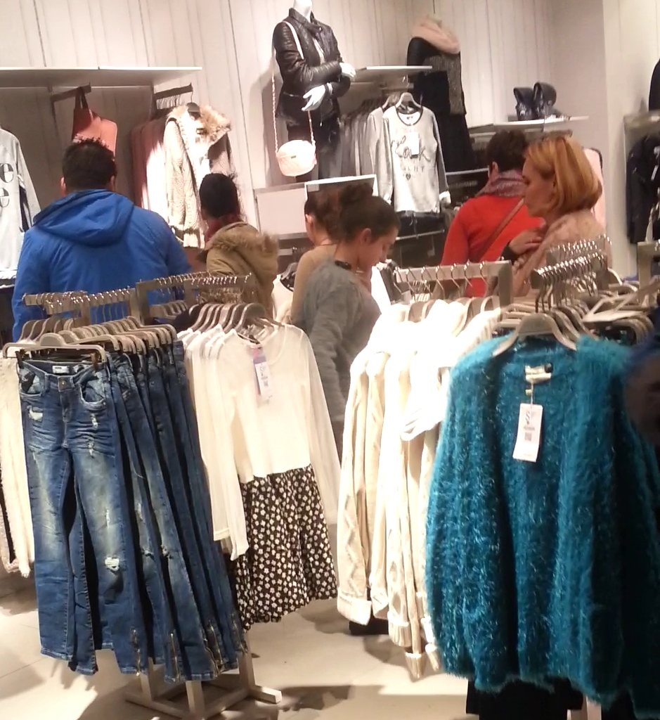 Cele doua se sfatuiesc asupra cadourilor