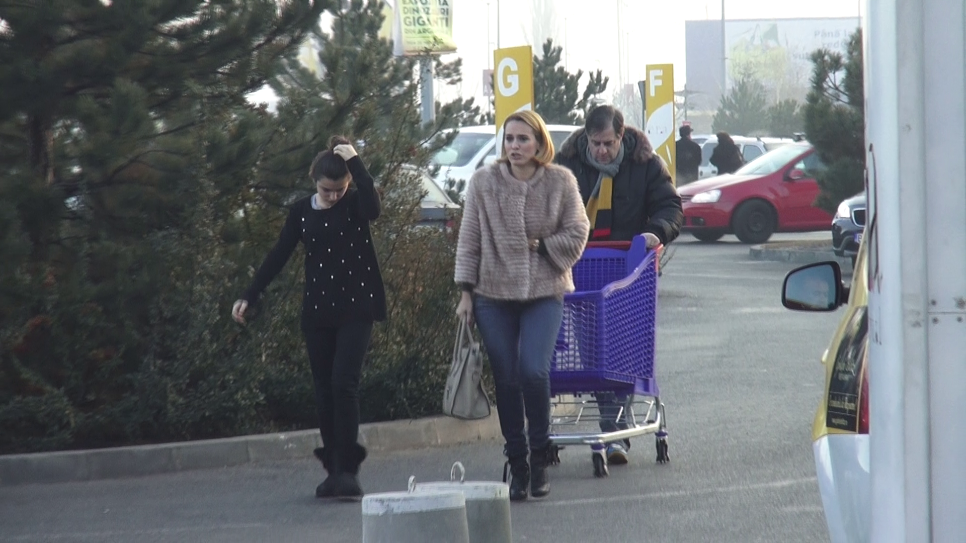 In timp ce Alex impinge carutul de cumparaturi Esca si Alesia se grabesc sa ajunga mai repede la magazine