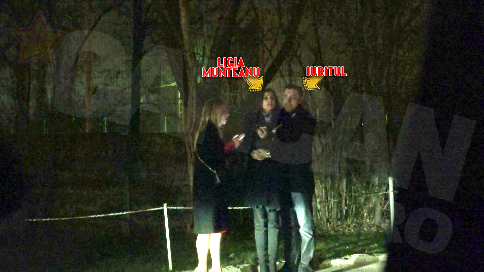 La iesirea din club, cei doi au stat imbratisati in asteptarea taxiului