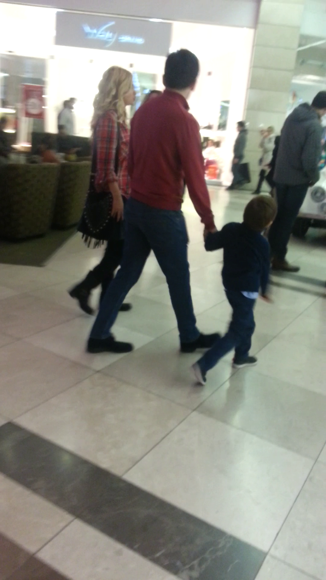 Cei doi soti au fost insotiti de baietelul lui Fogarassy