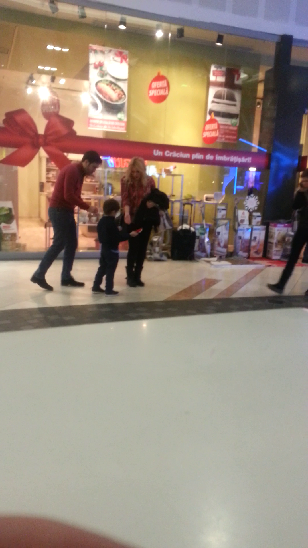 La un moment dat, Cristina si sotul ei s-au oprit cateva clipe, sa lamureasca ceva cu cel mic