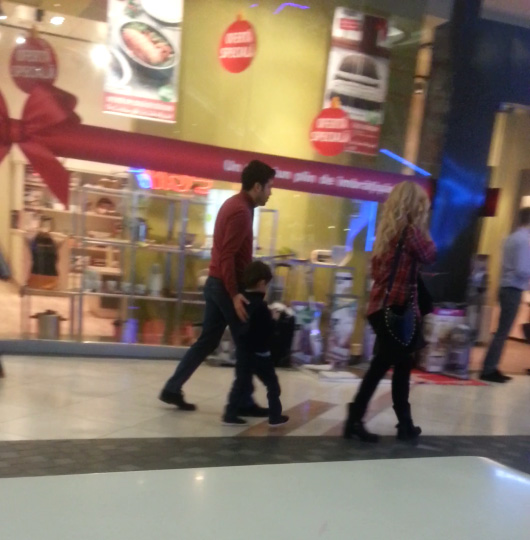 Cristina, sotul ei si fiul acestuia au fost surprinsi la o sesiune de cumparaturi in mall