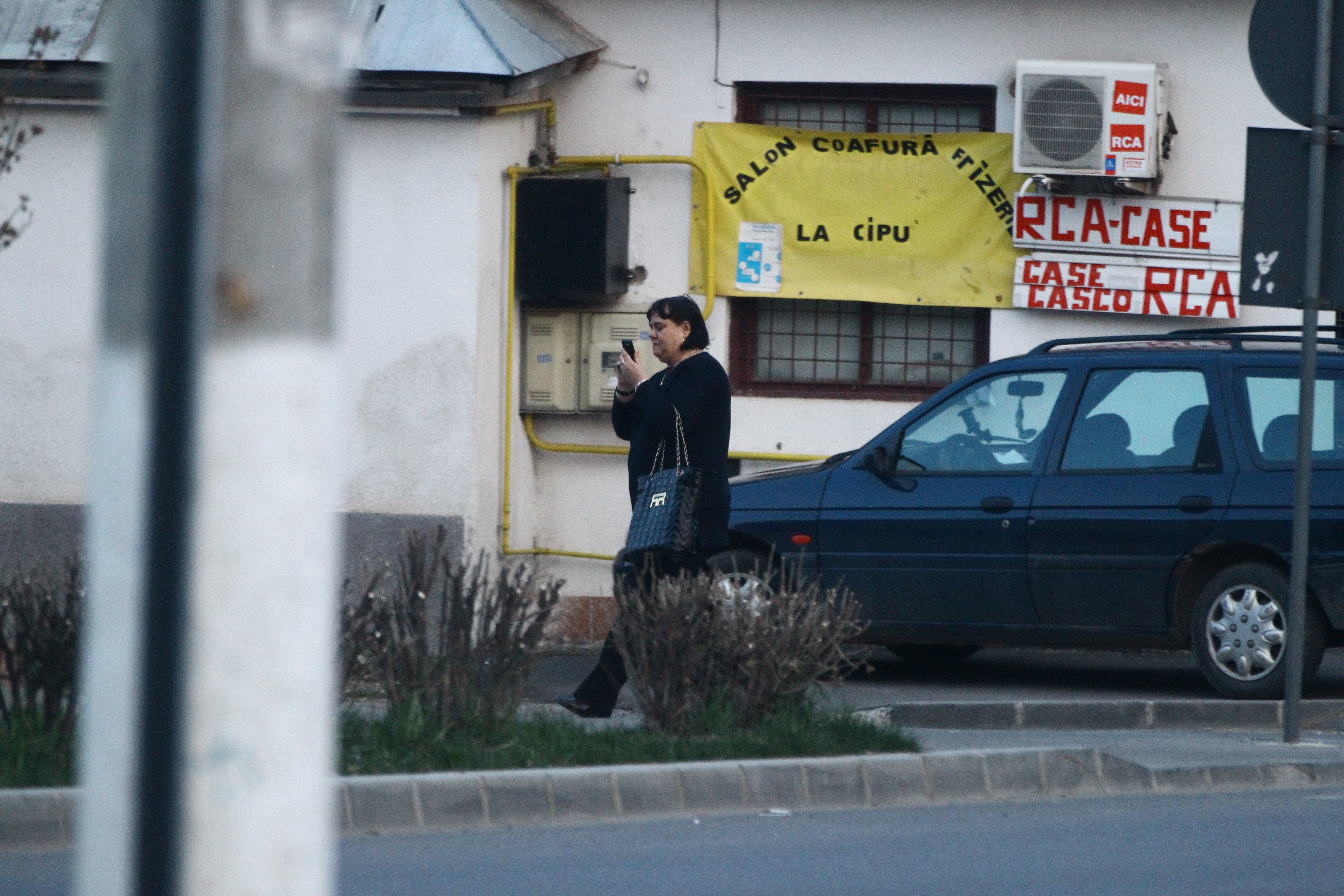 Imbracata in negru din cap pana in picioare, mama lui Fuego si-a asteptat linistita fiul, cat aceasta avea de rezolvat ceva si a vorbit in continuu la telefon