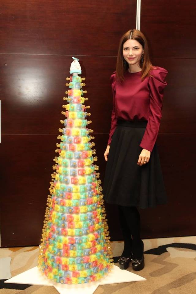 Anca Lungu alaturi de bradul pe care l-a facut pentru licitatia organizata in sprijinul fundatiei Salvati Copiii