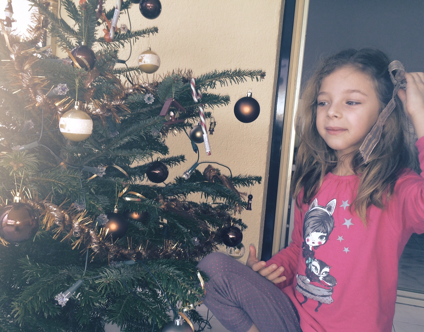 Micuta Susan a impodobit bradul alaturi de mama ei