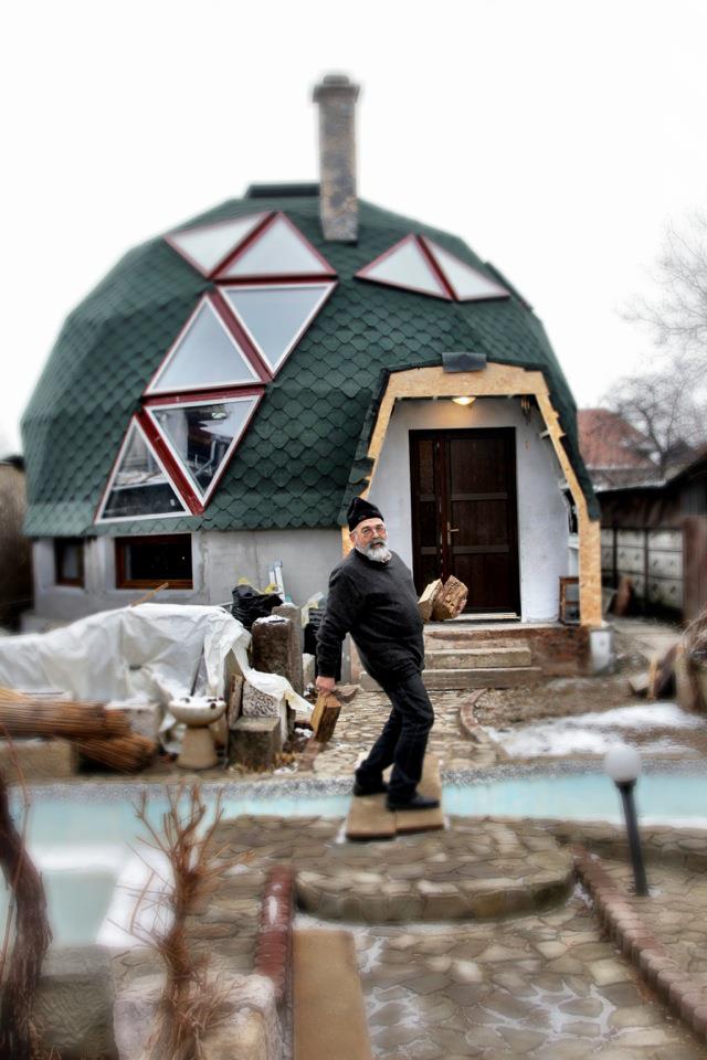 Marius Moga Sr. in fata casei pe care o construit-o acum doi ani, un dom geodezic unic in Europa