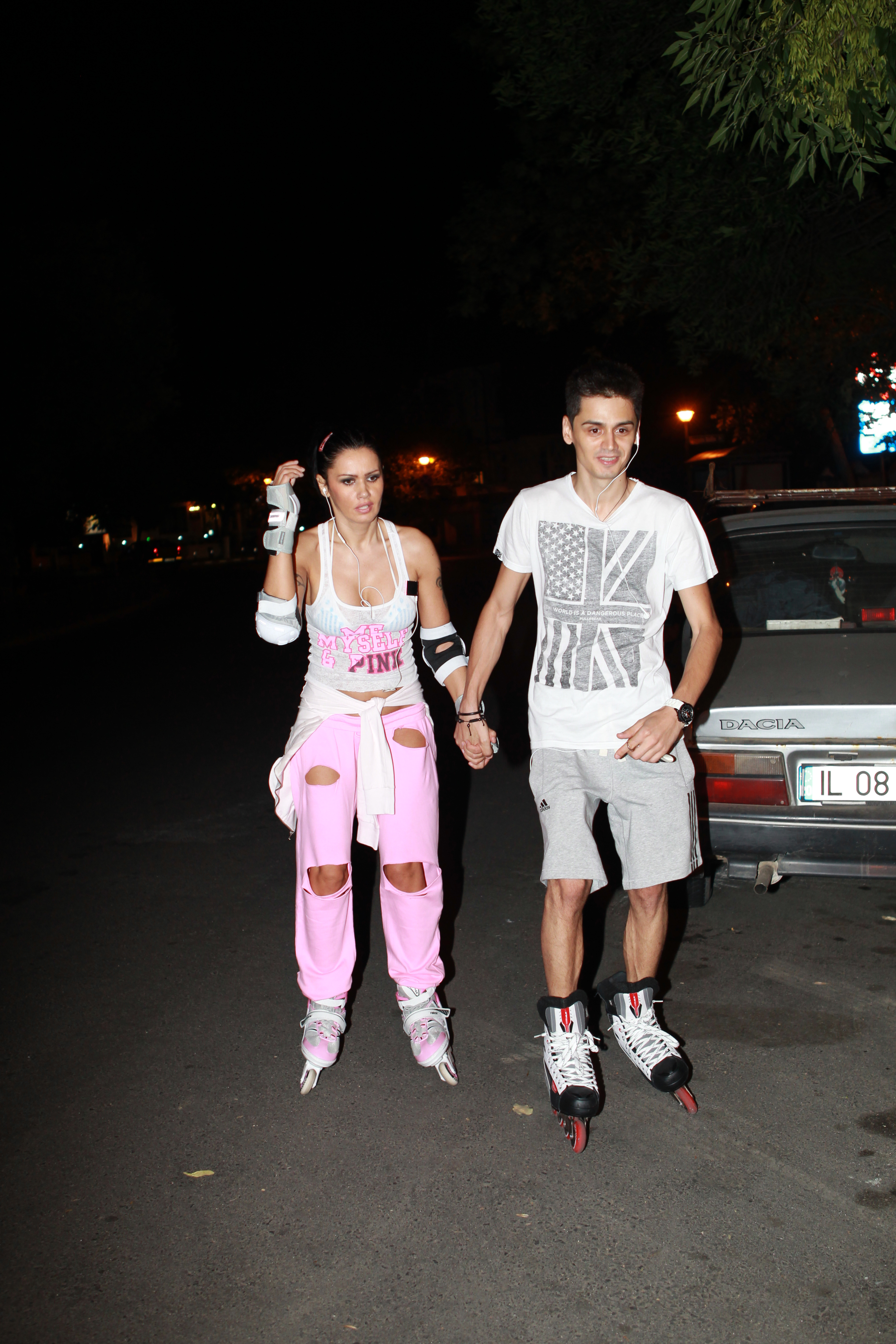 Oana Zavoranu iese noaptea cu rolele, insotita de iubitul ei, Razvan, care o sustine psihic...si fizic