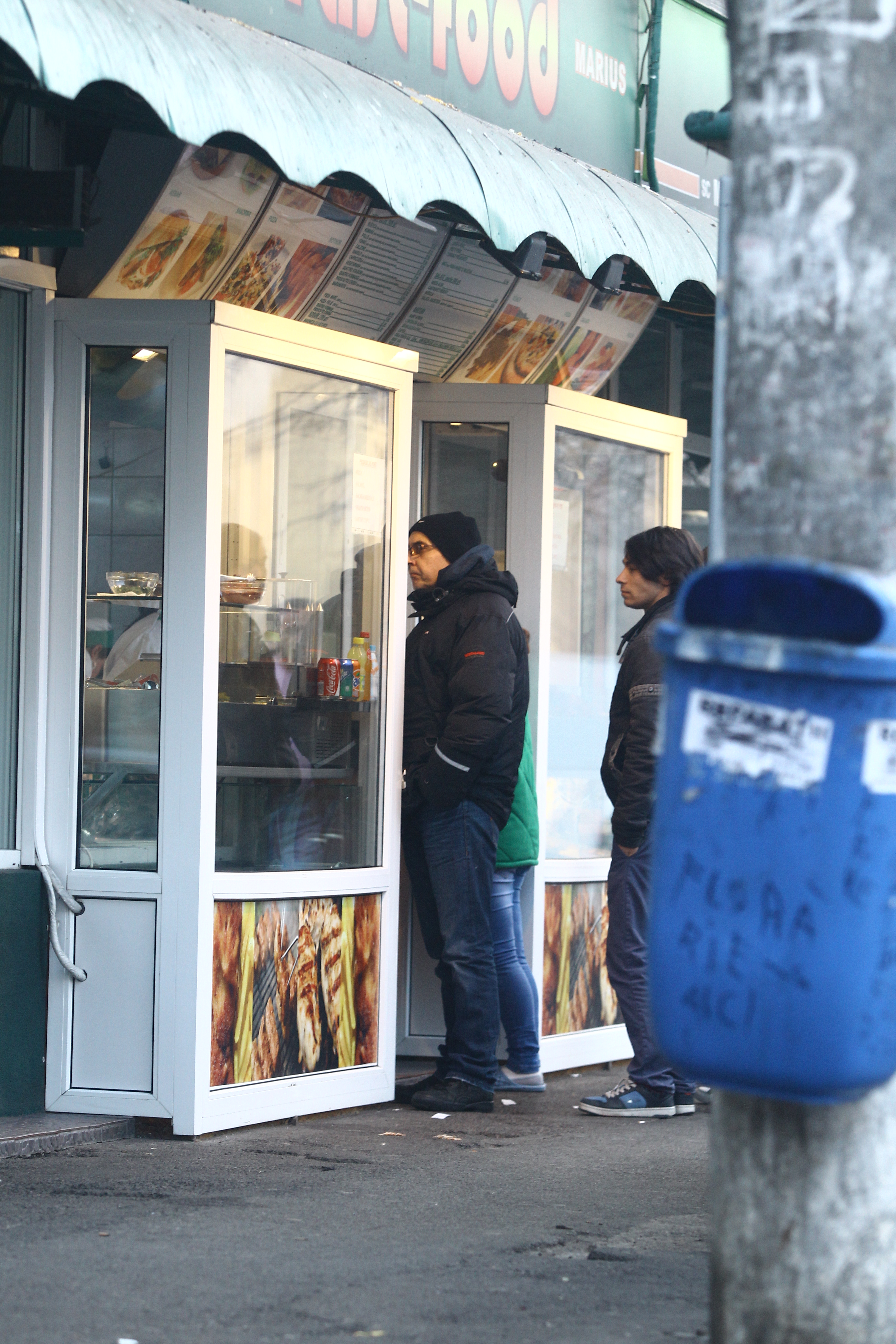 Razbit de foame, cantaretul se opreste la un fast-food