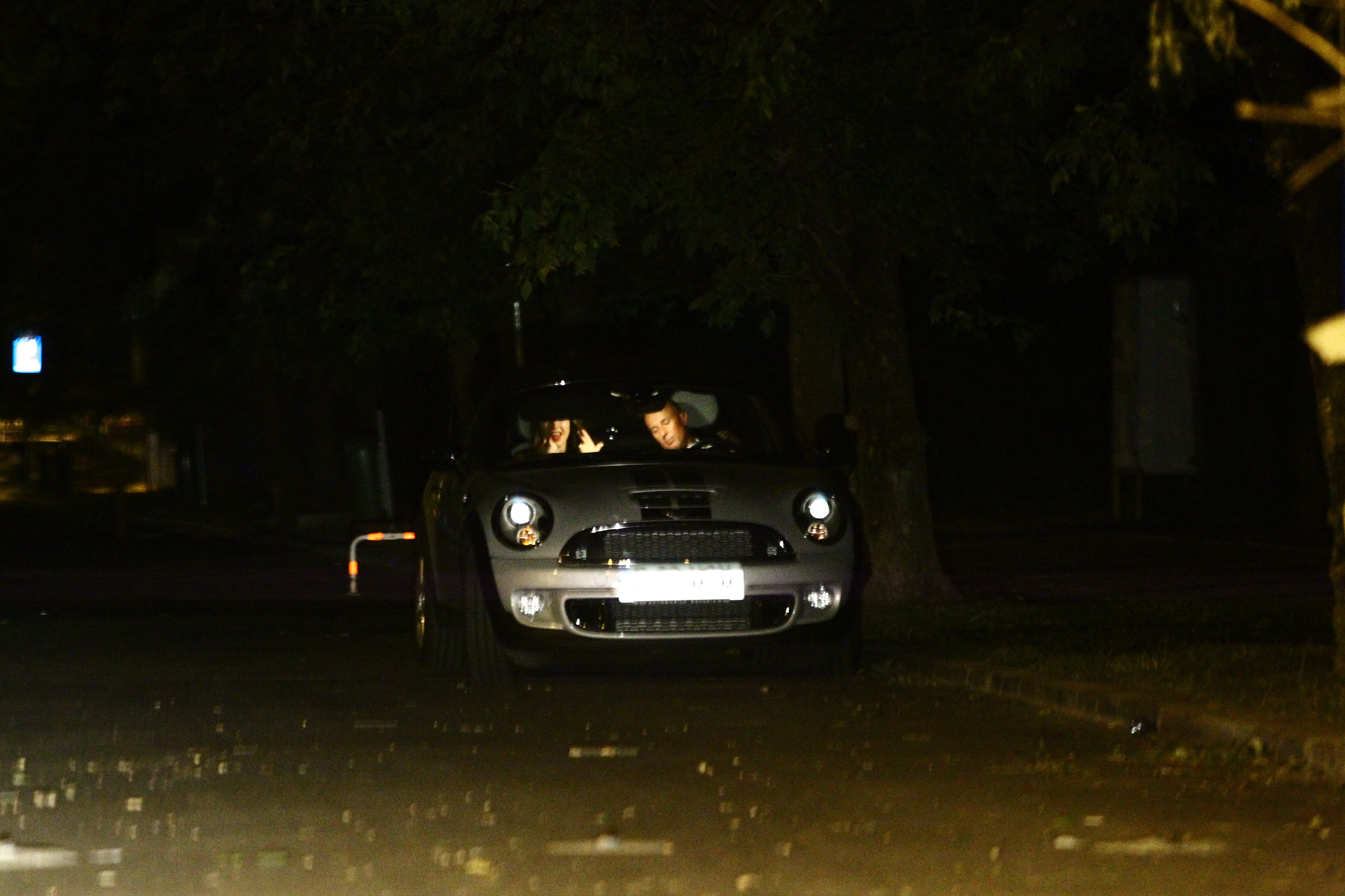 Barbatul asteapta ca domnisoara sa se rujeze pentru a putea pleca spre alta destinatie