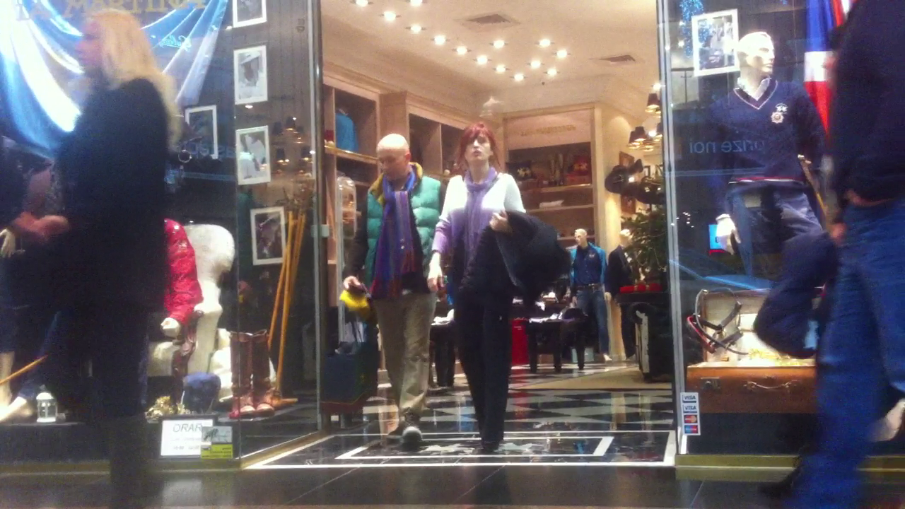 In perioada Sarbatorilor cei doi merg impreuna la cumparaturi