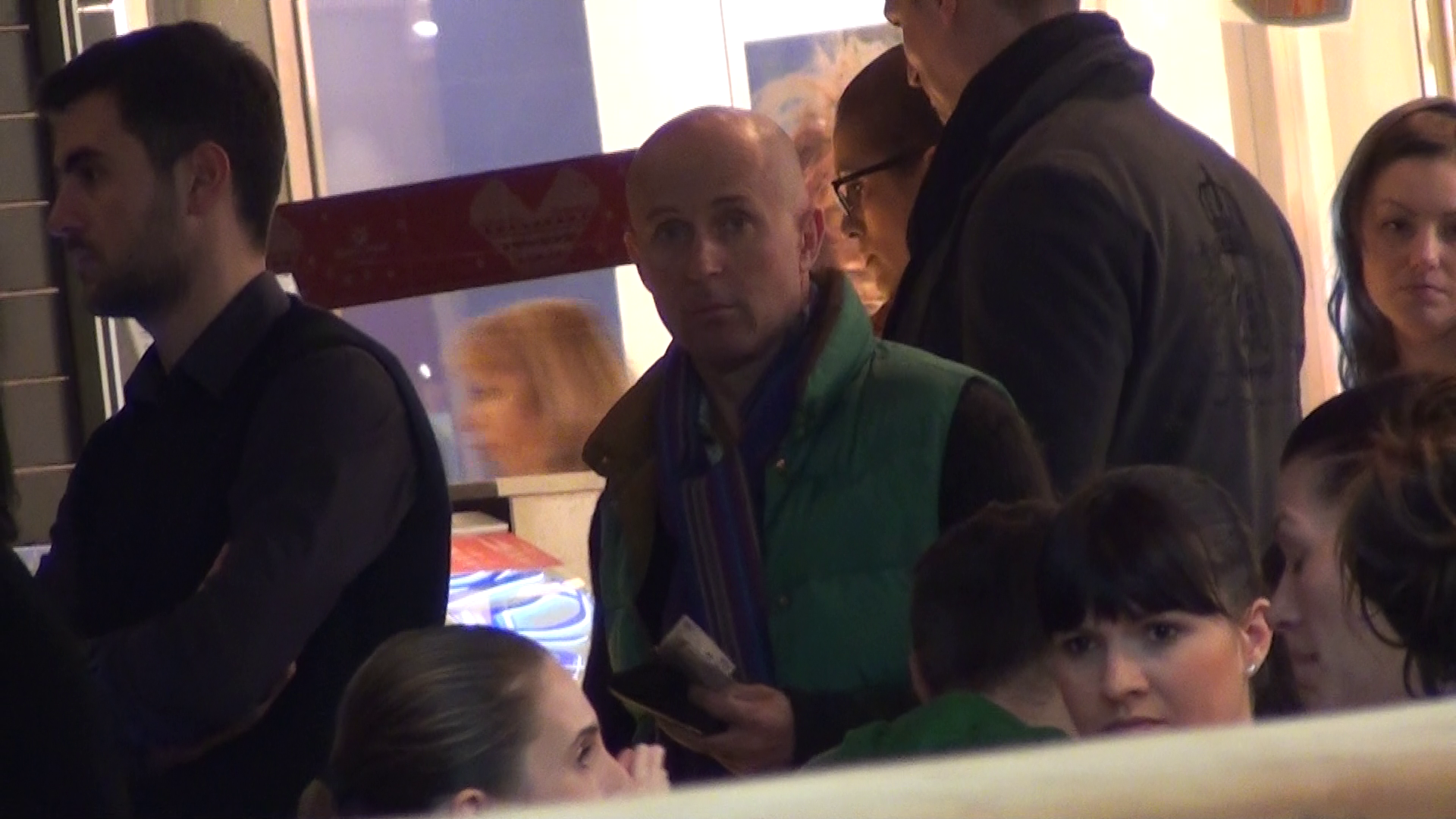 Inainte de a pleca actorul se opreste la un stand cu dulciuri