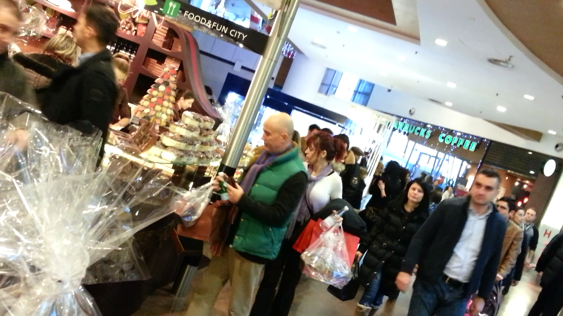 Cei doi aleg impreuna mai multe prajituri