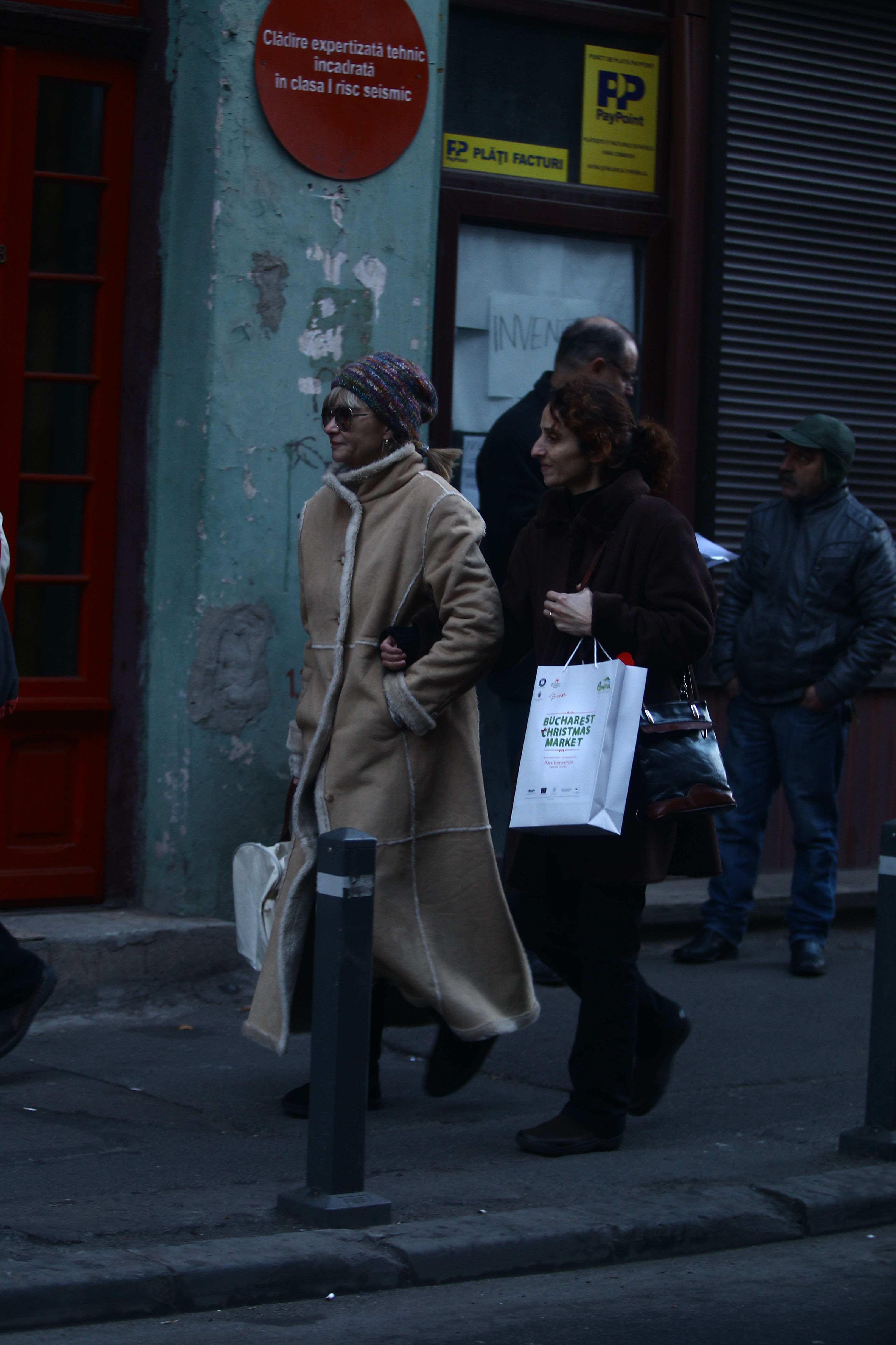 Actrita si-a mascat tristetea cu o pereche de ochelari de soare