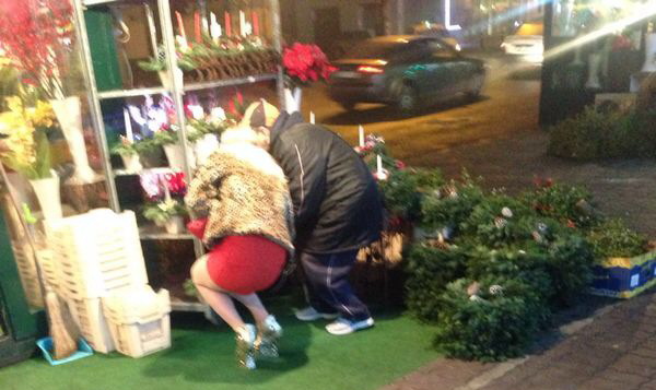 Cantareata a iesit din casa pentru a cauta ornamente de Craciun