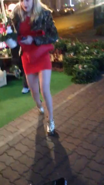 Cu o rochie extrem de scurta si mulata, blonda a sperat sa faca furori