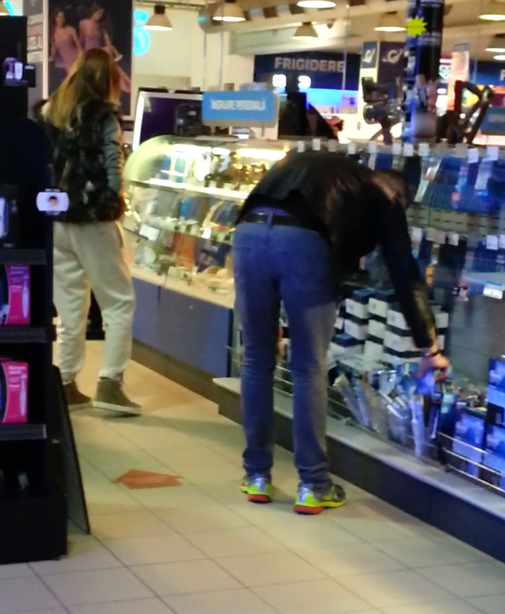 In timp ce omul de afaceri se uita la aparate de ras, fostul model se plimba printre raioane