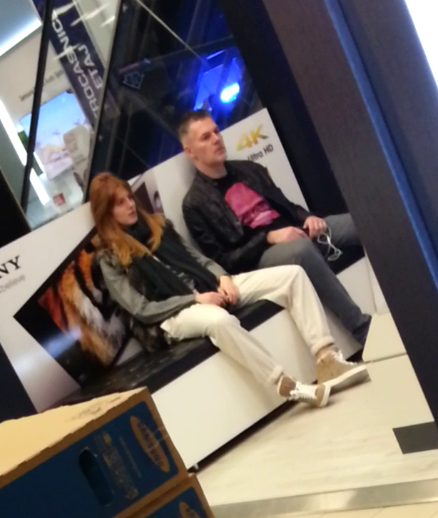 Cei doi testeaza un televizor