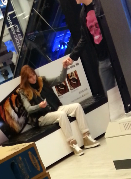 Dat fiind faptul ca de abia a nascut, Veronica are nevoie de ajutor pentru a se ridica