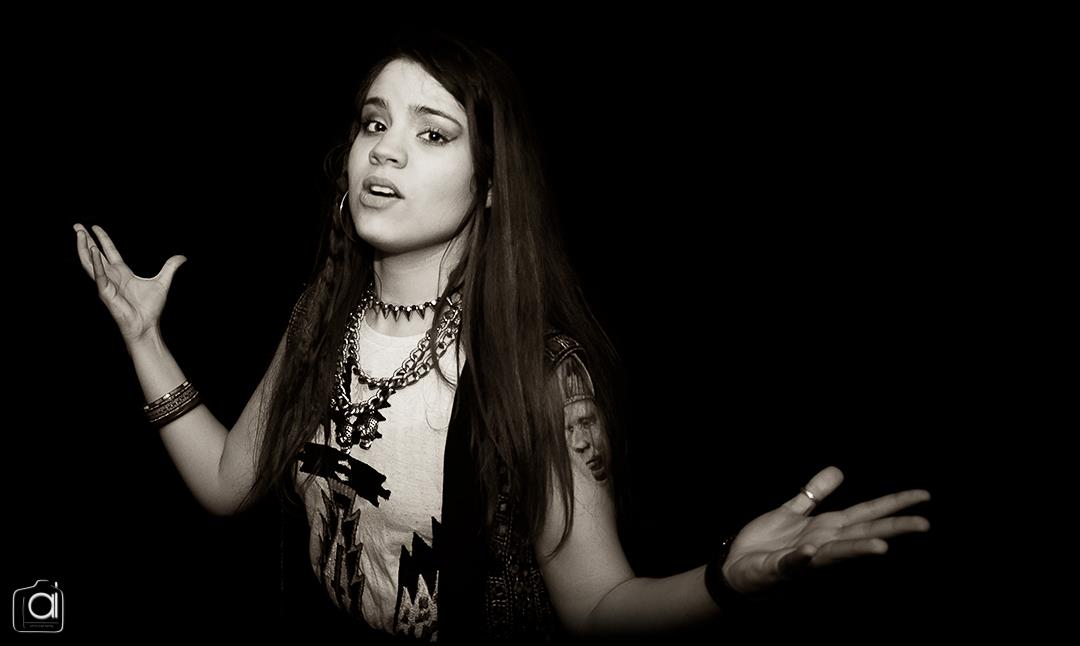 Sanziana este cunoscuta drept Shakira de Romania