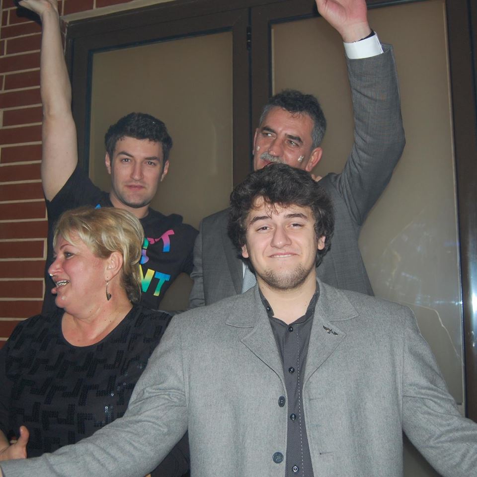 De dorul fiului sau, tatal lui Smiley a scos o poza de la naftalina