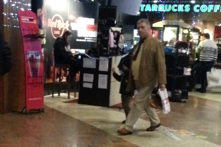 Dupa ce au terminat de mancat, cei doi pleaca grabiti spre casa