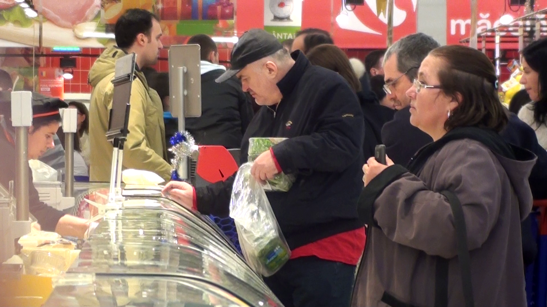 Florin Calinescu ii explica vanzatoarei ce fel de produs isi doreste