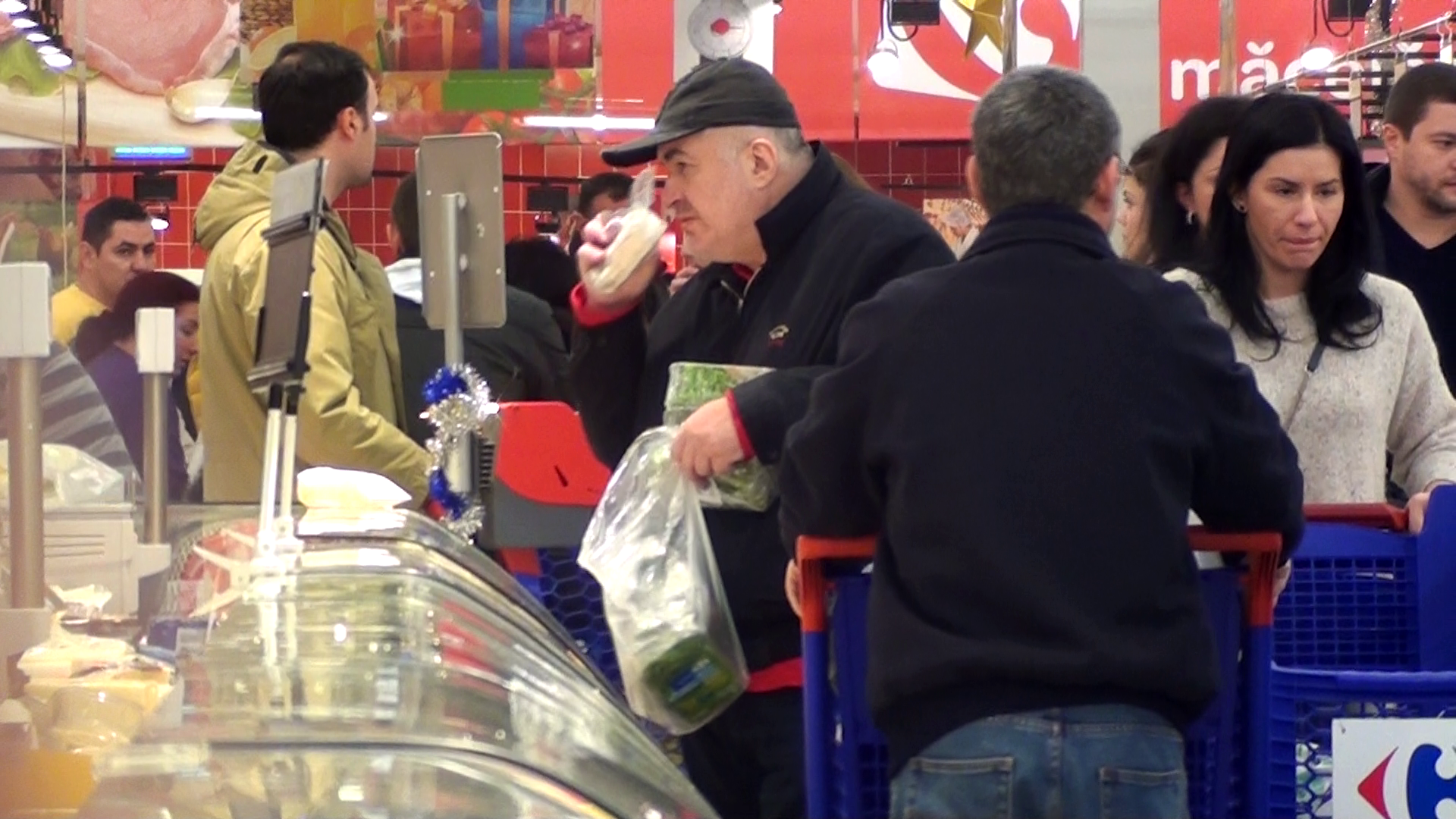 Inainte de a cumpara, Calinescu testeaza marfa