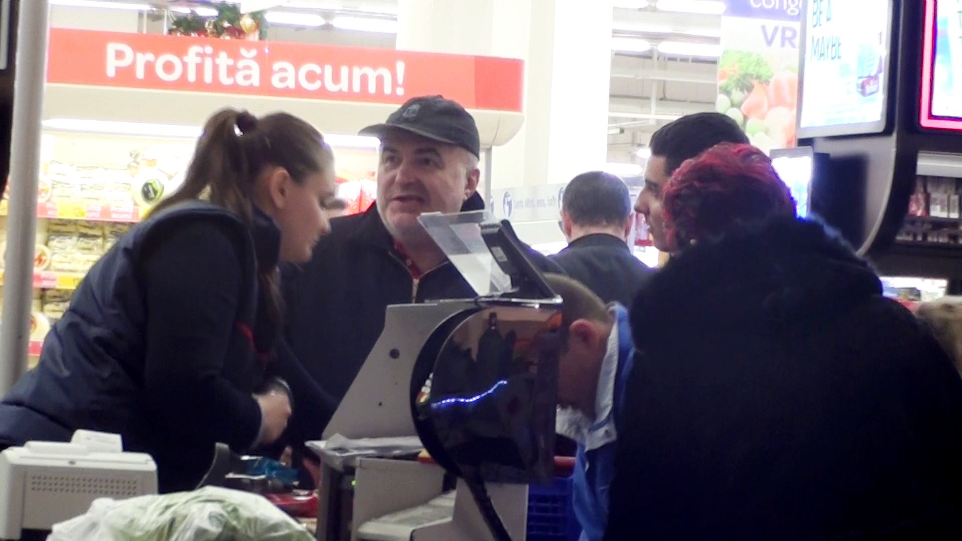 Actorul si-a facut timp sa glumeasca cu angajatele