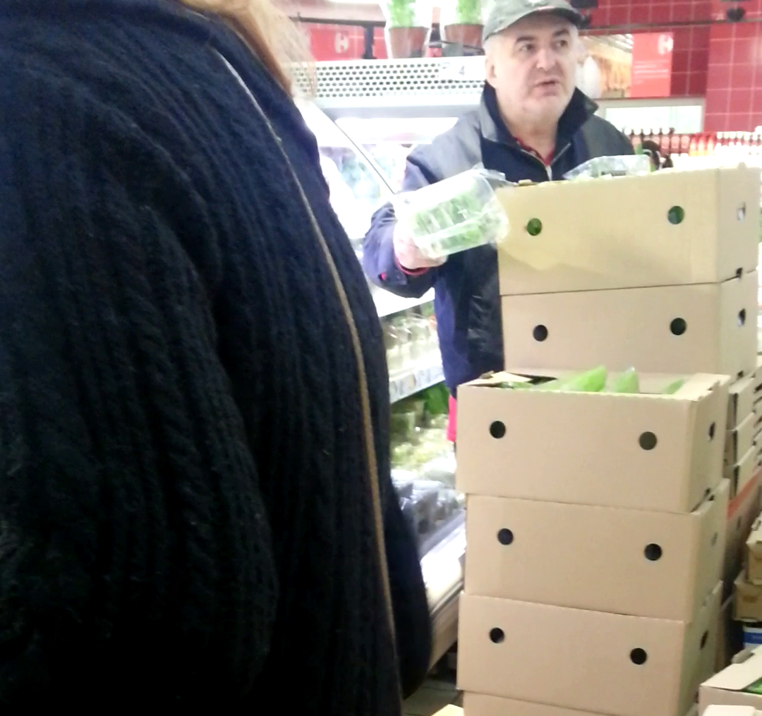 Interpretul personajului Tanti Florica se descurca de minune la piata