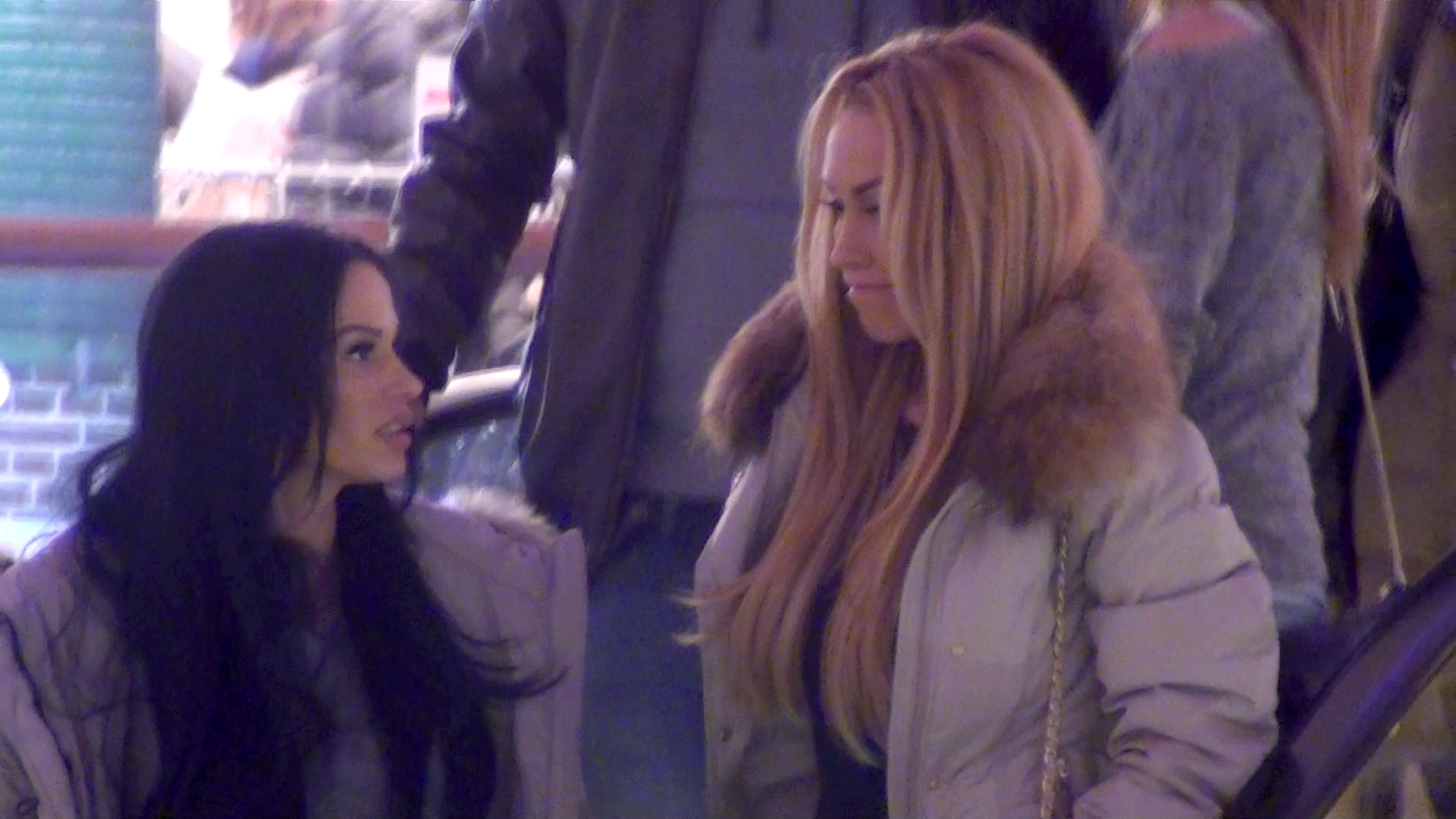 Cele doua tinere au iesit din casa pentru o noua sesiune de shopping